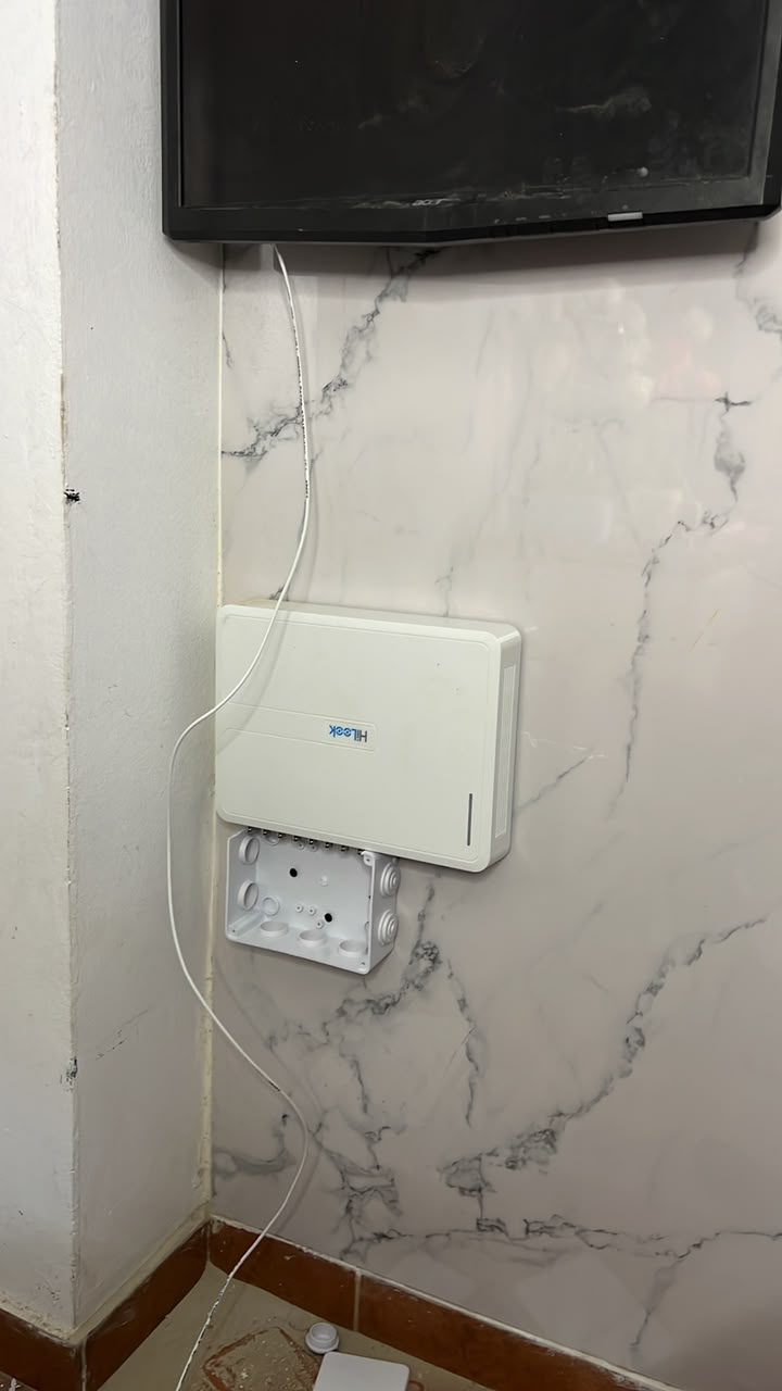 DVR instalado con cableado limpio